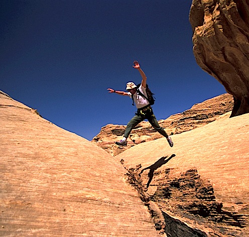 Saut obligatoire pour passer un "siq" à Wadi Rum en Jordanie